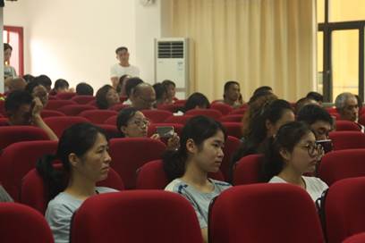 图片包含 人员, 室内, 墙壁, 就坐描述已自动生成